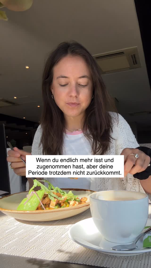 1️⃣ Der Körper braucht Zeit, um Vertrauen aufzubauen:
Auch wenn du mehr isst, muss dein Körper erst „lernen“, dass wieder dauerhaft genug Energie da ist.
2️⃣ Gewicht allein reicht nicht aus:
Entscheidend ist nicht nur die Zahl auf der Waage, sondern auch: wie konstant du isst, ob genug Fett, Kohlenhydrate und Eiweiß dabei sind.
3️⃣ Das hormonelle System erholt sich langsamer:
Die Hormone, die für den Zyklus zuständig sind, reagieren oft verzögert – manchmal Wochen oder Monate.
4️⃣ Stress (auch mentaler Stress):
Schulstress, Leistungsdruck, Sorgen um den Körper oder Angst vor Gewichtszunahme können die Periode weiter unterdrücken.
5️⃣ Zu viel oder zu intensiver Sport:
Selbst wenn du mehr isst, kann dein Körper bei hoher Belastung weiterhin im „Sparmodus“ bleiben.
6️⃣ Vorherige Unterversorgung:
Je länger der Körper vorher zu wenig Energie hatte, desto länger kann die Erholung dauern.
= also gib dir und deinem Körper Zeit und übe dich im Vertrauen! Melde dich jederzeit bei mir, wenn du auf deinem Weg nicht allein sein willst! 💌
#periodenverlust #frauengesundheit #hormoncoaching #menstruationszyklus #ausbleibendeperiode