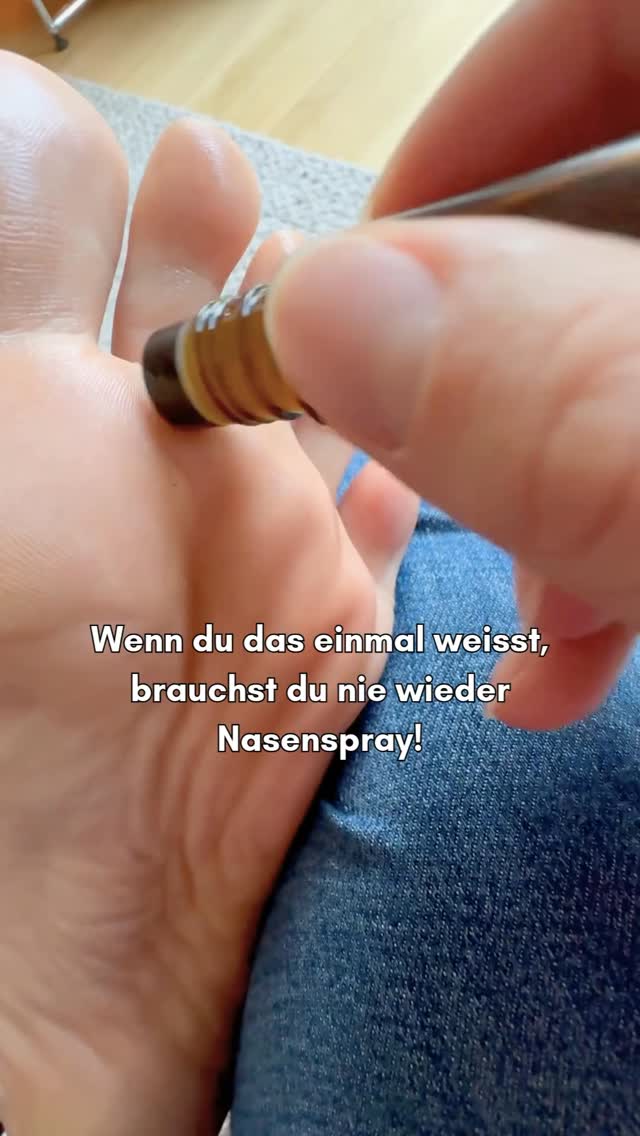 Kennst du dieses Gefühl? ⤵️
Die Nase ist zu, der Kopf drückt
und du bekommst kaum richtig Luft. 🤧
Was viele nicht wissen:
Über bestimmte Reflexzonen an den Zehen kannst du deine Nasennebenhöhlen sanft entlasten – oft innerhalb kurzer Zeit.
Ganz ohne synthetischen Spray.
In Kombination mit ätherischen Ölen wie
Peppermint, Tea Tree oder Air
kann der Effekt zusätzlich unterstützt werden. 🌿
Viele nutzen sie, um freier zu atmen und die Schleimhäute zu klären –
natürlich und alltagstauglich.
✨ Eine einfache Routine, die ich selbst nutze,
wenn sich alles dicht anfühlt
und mein Körper Entlastung braucht.
⸻
1️⃣ Folge @mindyourchange_by_carmen,
wenn du natürliche Wege suchst, deinen Körper im Alltag zu unterstützen.
2️⃣ Kommentiere „NASE“,
wenn du meine einfache Anleitung mit Roll-On-Rezept
und Anwendung für Erwachsene möchtest.
🧡 Wichtig:
Ätherische Öle ersetzen keine medizinische Behandlung.
Bitte achte auf hochwertige Qualität, ausreichende Verdünnung und gehe achtsam mit deinem Körper um.
Die Anwendung erfolgt in Eigenverantwortung.
#gesundheit #selbstregulation #pfefferminz #erkältungszeit #ätherischeöle