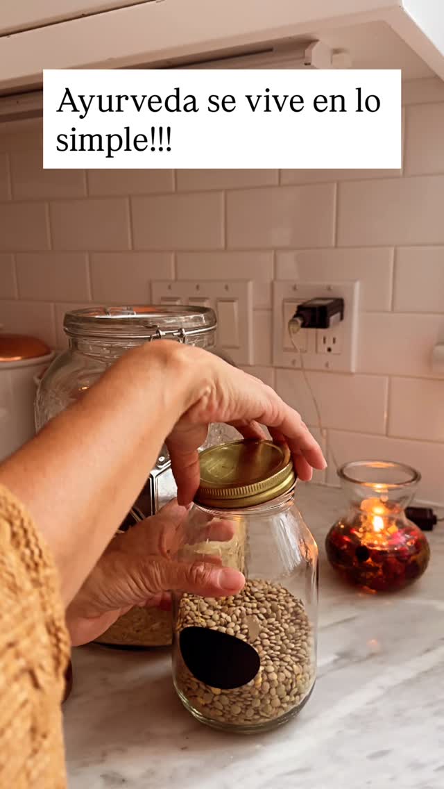 Cerrar un frasco con lentejas🫘
Lavar el arroz 🌾
Mover el cuerpo con música🎶🎼🎵
Reír en la cocina ….
En Ayurveda la forma en la que cocinamos
Es tan importante como lo que comemos.
Cuando preparamos los alimentos con calma,con alegría y estando presentes, esa energía también nos nutre.
La comida hecha en casa 🏠
Sostiene, enraíza y nos devuelve al cuerpo.
Y al final del día, sentarnos, respirar y compartir quietud…..
También es alimento💚
Guarda este reel si deseas más rituales simples para el día a día
#āyurveda #latinasenusa #motivacion