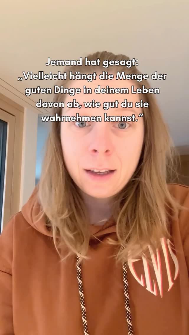 Das musste ich einfach teilen 👇
Vielleicht fehlt nicht das Gute.
Vielleicht fehlt gerade nur der Blick dafür.
Nicht, weil immer alles gut ist.
Sondern weil unser Fokus mitentscheidet,
wie wir unser Leben erleben.
Viele Menschen leben nicht ohne Gutes.
Sie leben im Dauerdenken.
Im Funktionieren.
Im nächsten To-do. ⚡️
Und genau dort gehen die kleinen, tragenden Dinge verloren:
Momente von Ruhe. 🌿
Verbindung.
Stolz.
Das Gefühl: Es reicht gerade.
Mindset-Arbeit bedeutet für mich nicht, alles schönzureden.
Sondern wieder wahrnehmen zu lernen,
was schon da ist –
während man Schritt für Schritt verändert,
was nicht mehr passt.
Manchmal verändert sich nicht das Leben.
Sondern der Blick darauf. ✨
⸻
1️⃣ Folge @mindyourchange_by_carmen,
wenn du raus willst aus Dauerstress
und dir ein stabiles, gesundes Mindset aufbauen möchtest.
2️⃣ Kommentiere und teile mit uns: Was fällt dir gerade schwer wahrzunehmen, obwohl es eigentlich da ist? 💙
🔖 Speichere dir den Beitrag,
wenn du merkst: Das trifft gerade etwas.
#gesundheit #selbstregulation #psychologie #mindset