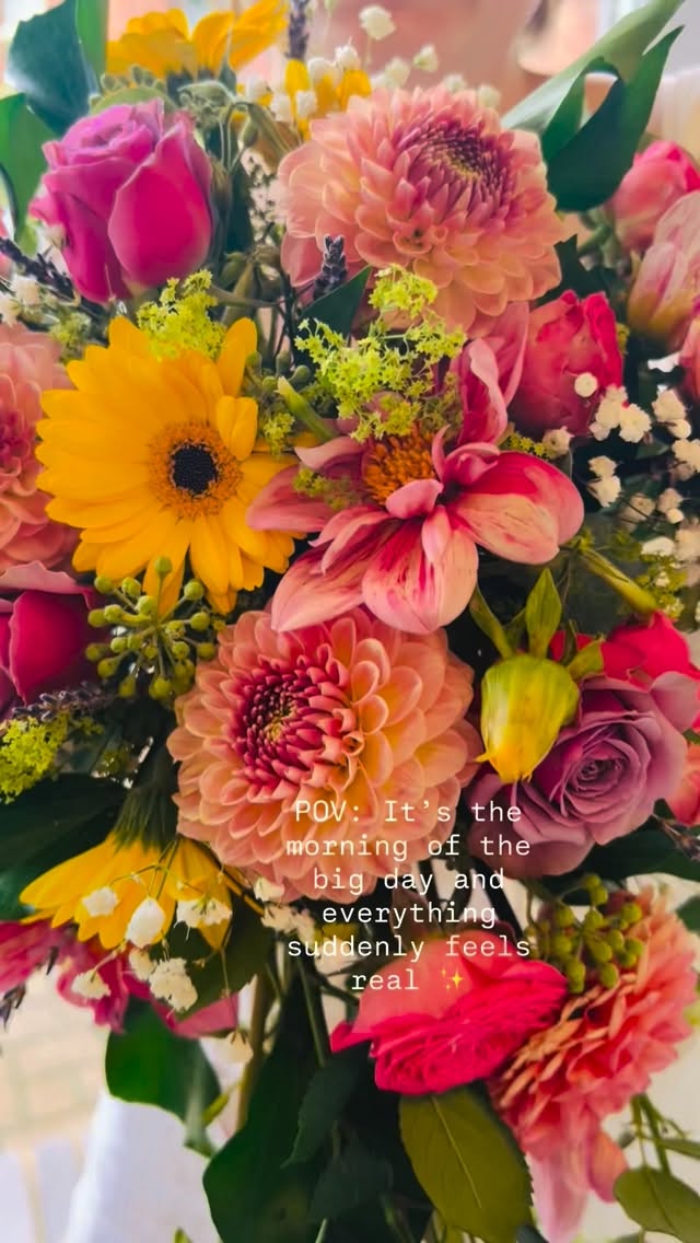 POV: it’s the morning of the big day and everything suddenly feels real ✨
@thebarnsathunsburyhill @caitlinaspinall
@gardnersblooms
#britishblooms #summerweddingflowers #northamptonshirebride #northantswedding #bridesbouquet