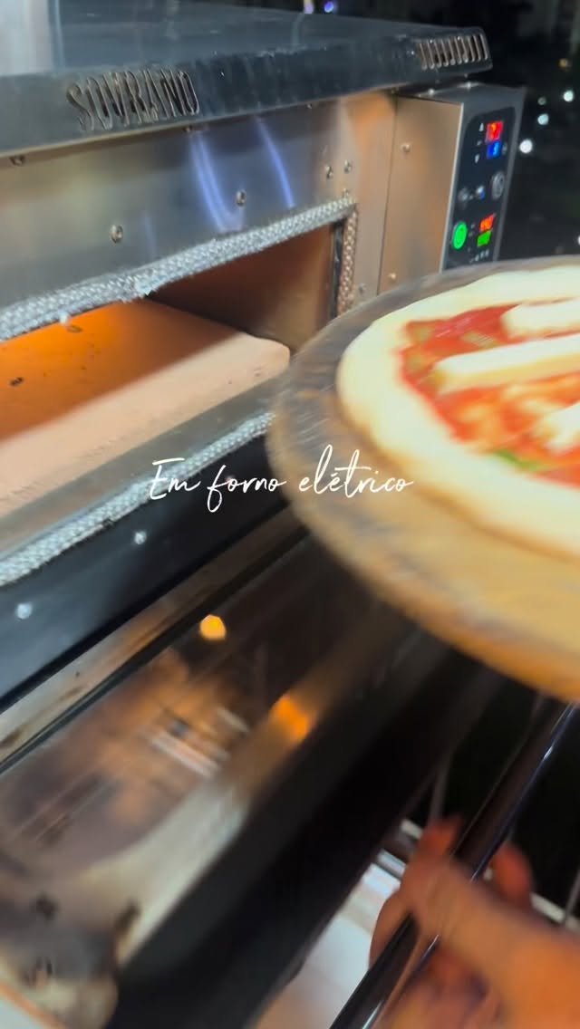 O Forno elétrico é uma opção para assar pizza napolitana? Se ele atender as exigências da sua massa a resposta é SIM! #fornodepizza #sovranofornos #pizzaartesanal #pizza