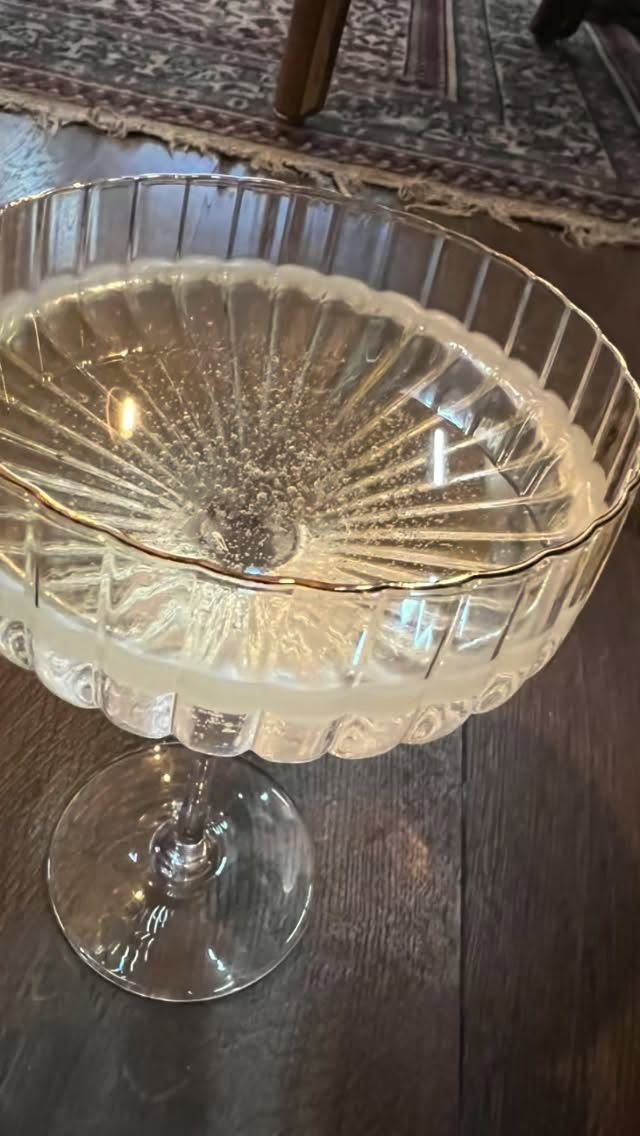 🍸Винаги е време за шампанско! А шампанско без ягоди е сякаш Рим без папата.
✨Наближават празници, за влюбените /в Рим/, за тези, които обичат / и шампанско/ сме 🍓подготвили този восъчен пир на сетивата с аромат на дискретен лукс✨
💶 / цена на изделието 25€ /
📯Дата за ателие за луксозни свещи през януари:
💎24.01 събота от 16:00
👉 Местата са ограничени, нужно е предварително записване
💰цена за участие: 40€
*
*
luminaartboutique candlemaking workshopcandles handmadewithlove❤️ candellover