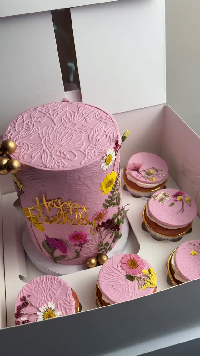 Is the cake too tall for this to be called a bento box or is it the fact that it has cupcakes and a larger cake in the same box that automatically makes it a bento box?
Serious Question! Cos my ‘friend’ really wants to know.
Oh and how lovely is this matching floral textured fondant cake and cupcake set? The dry florals and the floral texture using a texture mat from @cakesbyangelamorrison are a match made in cake heaven 😍
#tessascakes #texturedcake #floralcakes #fondantcakedesign #bentocakes
