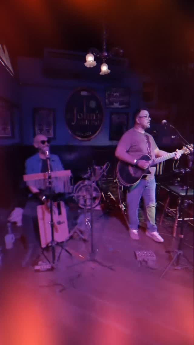 🎸😌 #TBT pra lembrar como é bom um som de perto
@stjohnspub, @benza_duo, vibe lá em cima e “Into My Life” do @colinhay rolando solta 🎶🔥
Daqueles momentos que a gente toca, canta e pensa: “é por isso que eu amo fazer música” ❤️
Curtiu esse clima?
👉 deixa um like maroto
👉 comenta o que achou
👉 e marca quem você chamaria pra colar nesse som
Ah… e segue o perfil pra não perder os próximos ao vivo 😉🎶
#TBT #BenzaDuo #RicardoBenza #SomAoVivo PopRock MusicaBoa StJohnsPub