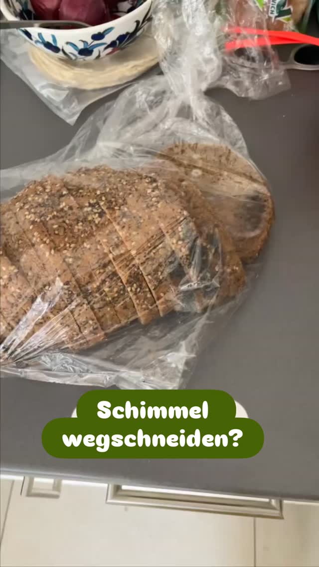 Die Lösung vor schimmeligen Brot ist die richtige Lagerung und Verwertung BEVOR überhaupt Schimmel auftreten kann! 🫸🏼🧫
7 Verwertungen (mit Video) + die richtige Lagerung gibts in meinem nächsten Newsletter. So wird auch bei dir kein Brot mehr im Müll landen.
-> Kommentiere „Brot“ um den Link zum Newsletter direkt in dein Postfach zu bekommen. 📮