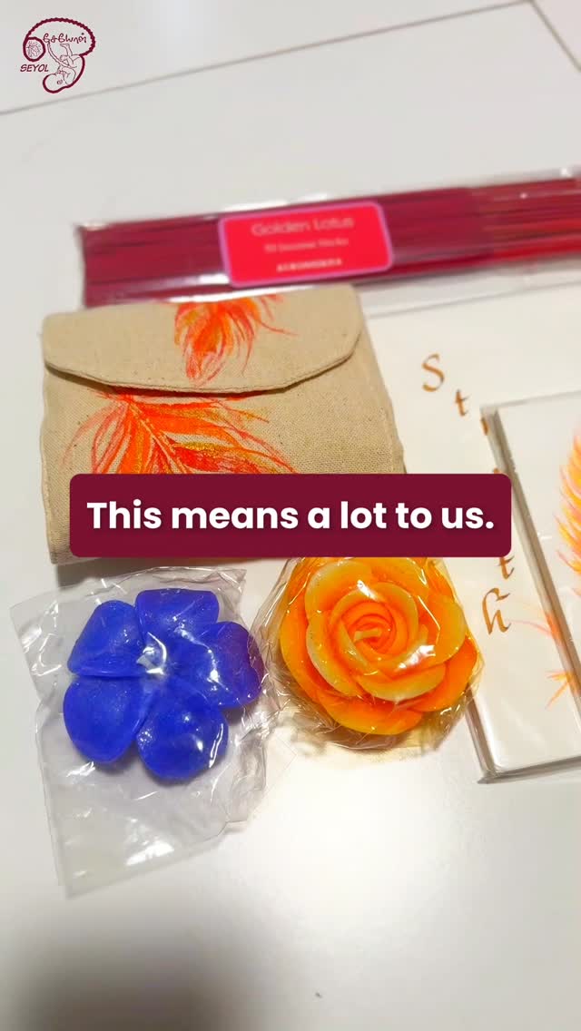 Care is always a two-way relationship.
During postpartum massage & wrap sessions, we often spend time chatting and sharing stories, creating a space where mothers feel comfortable and relaxed.
At the end of her package, Ms Ishita surprised Doula Jemma with a thoughtful gift — something she knew would be appreciated.
Thank you, Ms Ishita, for the kindness and trust.
#postpartumcare #postpartummassage #doula #mothercare #carework #behindthecare #SEYOL #trustedcare