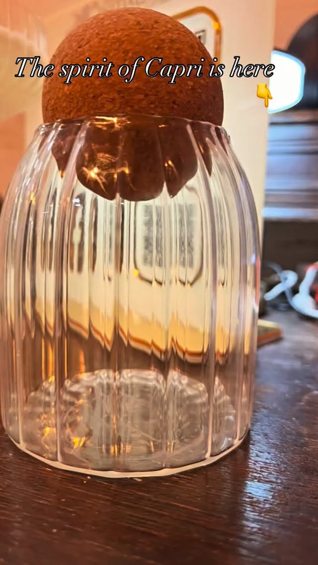 🍸Сипете си по една лимонада въпреки времето, въпреки сезона и въпреки факта, че Капри е в Италия🍋 Направето го за да заблудите ума, особено в компанията на свещ - “Limoncello“, успехът ще е 100%! Обещаваме Ви!
💶/ изделието не е налично/
*
*
#luminaartboutique #candlemaking #workshopcandles #handmadewithlove❤️ #candellover