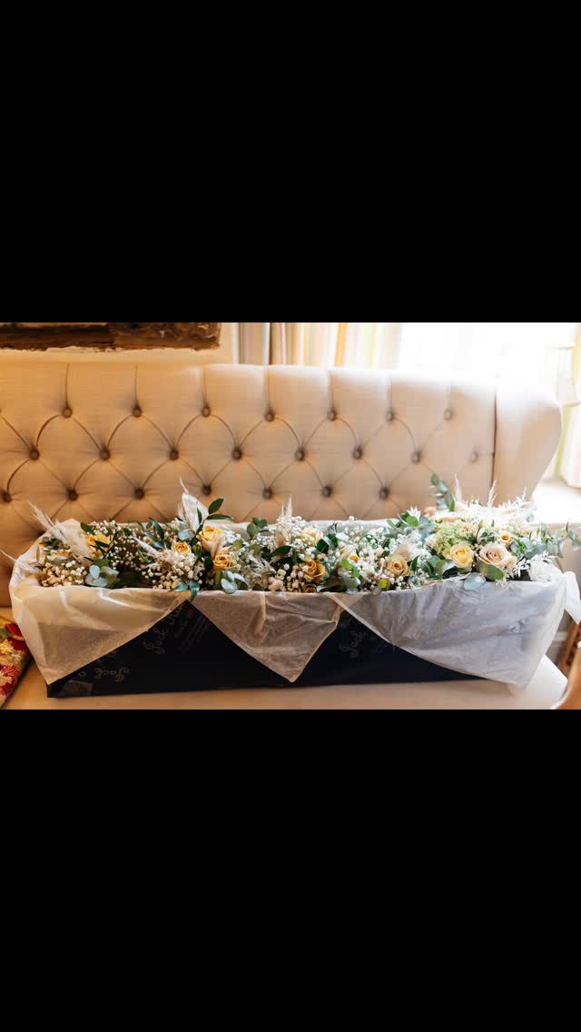 I love, love, love this one 🤍 A truly stunning wedding @crockwellweddings . Gorgeous champagne and oatmeal tones layered with dried florals — perfectly suited to the venue and beautifully complementing the dresses.
📸 @two_d_photography
Hashtags:
#CockwellFarmWedding #barnweddingflowers
#weddingflowersofinstagram #northantswedding