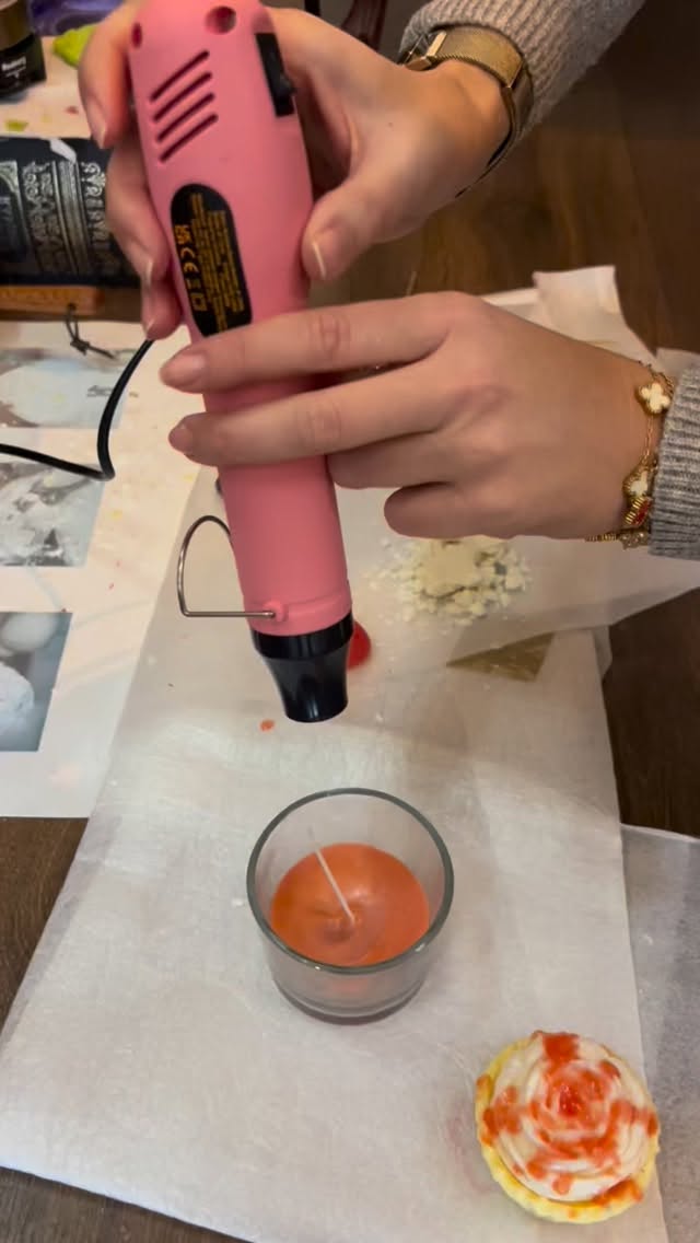 🧁Наслаждавайки се на крайния продукт, често пропускаме моментите, обвързани с много проби и грешни решения, неспокоен ум и разхвърляни мисли. 🧘♂️Тези рийлове ви доближават до процеса отвъд, до старанието и мечтите, до истината за едно ръчно направено изделие.👉
💶 /цена на изделието 13€/
#luminaartboutique #candlemaking #workshopcandles #handmadewithlove❤️ #свещиръчнаизработка