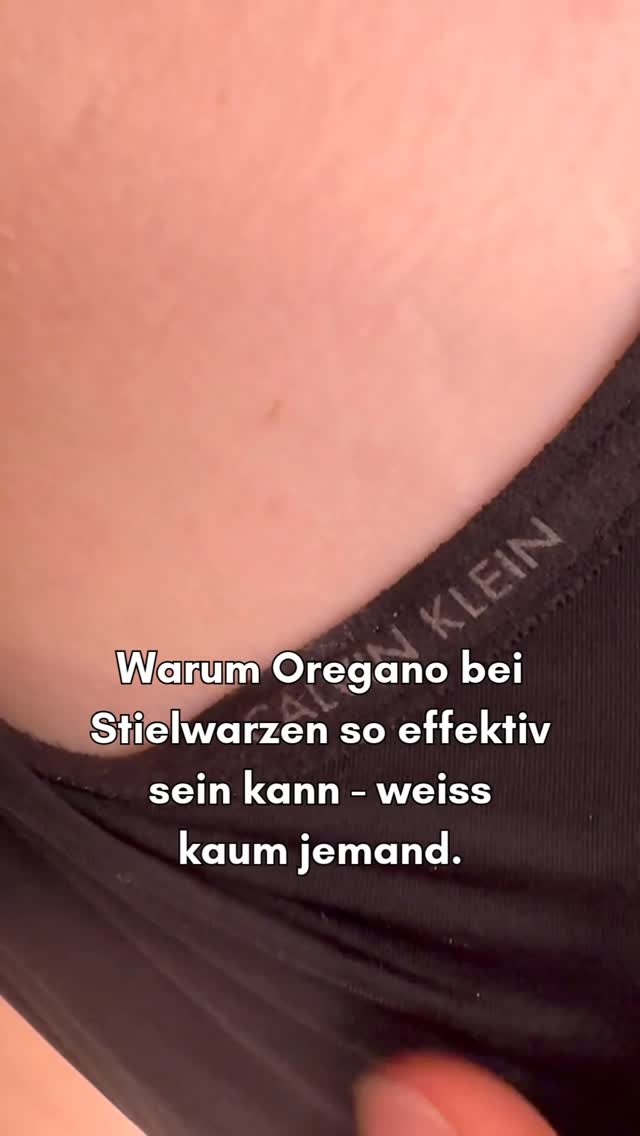 Wusstest du, dass Oreganoöl in der Hautpflege schon seit Jahrhunderten geschätzt wird?
Es enthält den kraftvollen Pflanzenstoff Carvacrol – bekannt für seine klärenden und reinigenden Eigenschaften. 🌿
Viele Menschen, die mit kleinen Hautunebenheiten oder Stielwarzen (Fibromen) zu tun haben, nutzen Oreganoöl als natürliche Pflegebegleitung für die Haut.
Wichtig dabei: Oreganoöl ist sehr intensiv und sollte immer gut verdünnt angewendet werden.
✨ Warum Oreganoöl so besonders ist:
• kann helfen, die Hautoberfläche zu klären
• unterstützt die natürliche Regeneration der Haut
• fördert ein sauberes, gepflegtes Hautgefühl
🧴 So nutze ich es selbst:
• 2 Tropfen Oreganoöl
• in einen 2 ml Roll-on geben
• mit fraktioniertem Kokosoel auffüllen
• 2x täglich die Stielwarze leicht einreiben
Geduld ist hier wichtig – sanft und achtsam anwenden.
1️⃣ Folge @mindyourchange_by_carmen,
wenn du natürliche Routinen für Körper & Wohlbefinden suchst.
2️⃣ Speichere diesen Beitrag 🔖,
damit du die Anwendung jederzeit griffbereit hast.
Persönliche Erfahrung – ersetzt keine medizinische Beratung.
#gesundheit #haut #oregano #ätherischeöle