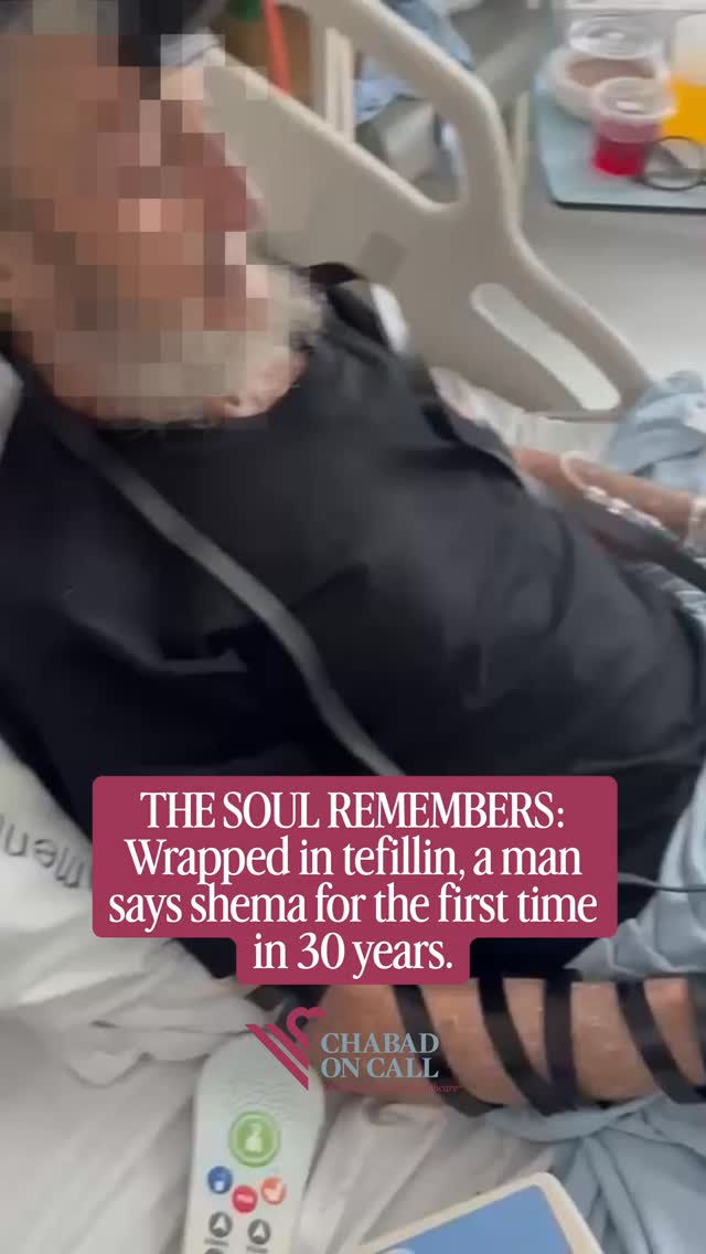 EMOTIONAL: Rabbi Oshy Goodman was making his rounds in a hospital in Sunshine Coast, Australia and met a man who hasn’t put on tefillin in 30 years. As they were reciting the Shema together, the patient suddenly went ahead and completed the prayer from deep inside his soul.