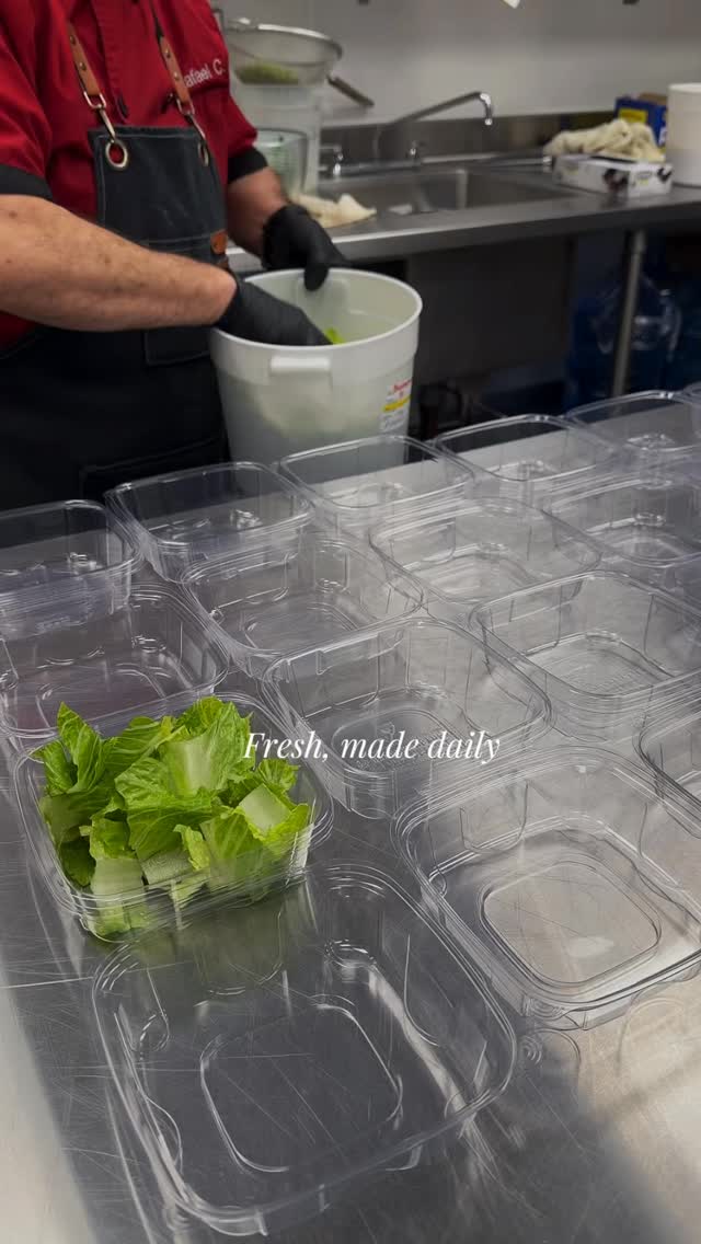 Feeding a team? We’ve got options 🥗
Fresh grab-and-go salads and more.
📩 Contact Chef Gilly’s Catering for details.