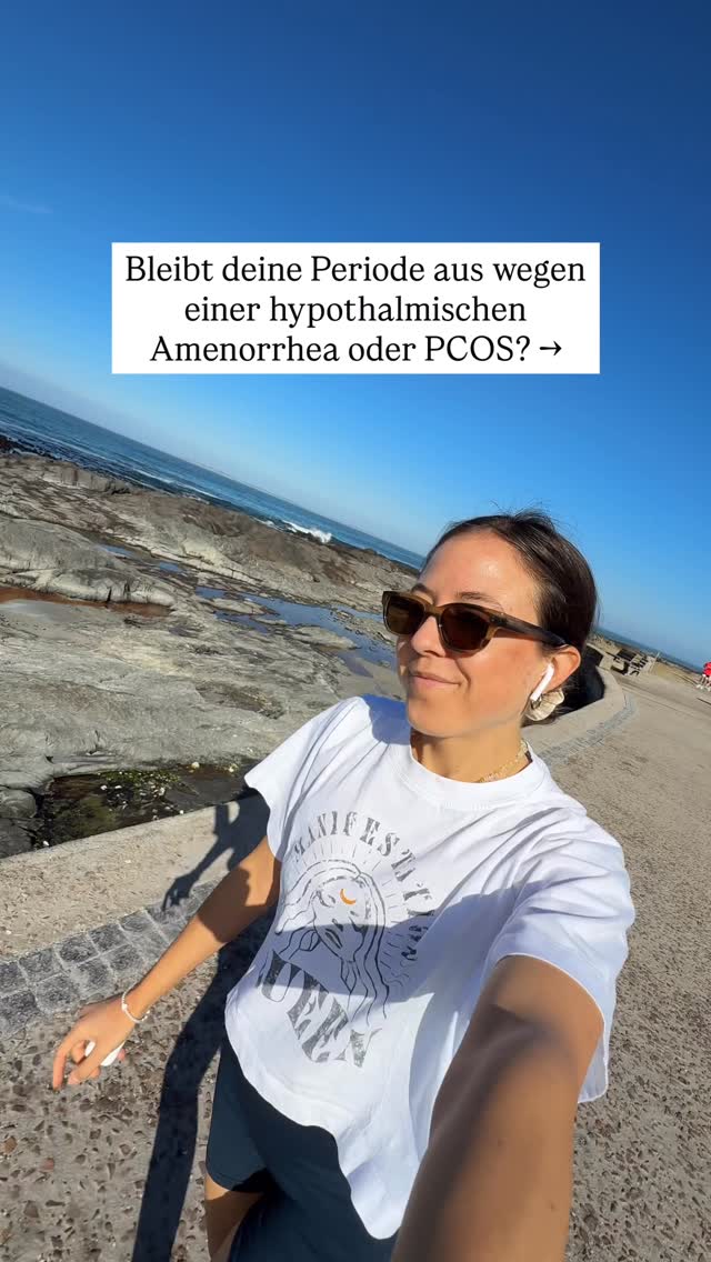 Wenn die Periode ausbleibt, können dafür verschiedene Ursachen verantwortlich sein. ➡️ Zwei häufige Gründe sind die hypothalamische Amenorrhoe und das PCOS (Polyzystisches Ovarialsyndrom).
Auch wenn sich beide durch eine fehlende oder unregelmäßige Periode zeigen, entstehen sie aus ganz unterschiedlichen Gründen.
1️⃣ Bei der hypothalamischen Amenorrhoe reagiert der Körper auf Stress oder Energiemangel. Das kann durch zu wenig Essen, starken Gewichtsverlust, sehr viel Sport oder psychischen Stress passieren. Das Gehirn bekommt das Signal, dass gerade keine guten Bedingungen für eine Schwangerschaft bestehen, und drosselt deshalb die Hormonproduktion.
Dadurch kommt es zu keinem Eisprung und die Periode bleibt aus. Typisch ist, dass die Periode früher normal war und dann plötzlich aufgehört hat. Meist sind die weiblichen Hormone niedrig und es gibt keine Anzeichen für einen Überschuss an männlichen Hormonen wie Akne oder verstärkte Körperbehaarung.
2️⃣ Das PCOS ist dagegen eine hormonelle Störung, die oft schon seit der Pubertät besteht. Dabei produzieren die Eierstöcke zu viele männliche Hormone. Diese stören den normalen Zyklus, sodass der Eisprung selten oder gar nicht stattfindet.
Die Periode ist dadurch von Anfang an unregelmäßig oder bleibt ganz aus. Häufig treten zusätzlich Symptome wie Akne, vermehrte Körper- oder Gesichtsbehaarung oder Haarausfall am Kopf auf. Das Körpergewicht kann normal sein, ist aber bei vielen Betroffenen erhöht.
Kommentiere gerne, worüber du mehr erfahren willst, dann kann ich da noch tiefer darauf eingehen. 🥰