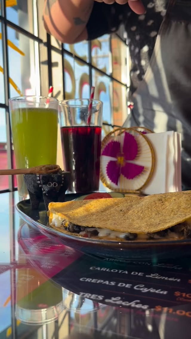 āØNew Quesadillas in our menu⨠Two premium corn tortillas filled with melted cheese and your choice of any of our taco fillings š¤¤. Be adventurous! Huitlacoche and Cochinita are our favourites š«°š½
Feliz Martes! @lunamexicanrestaurant
#yeglocal #yeglocaleats #edmonton #edmontonrestaurant