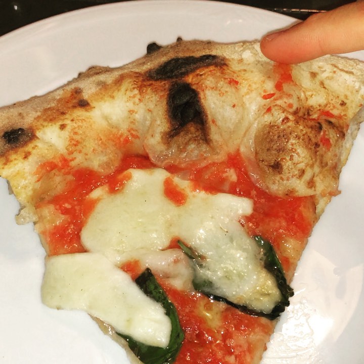 The amazing pizza dough of my friend @pizzaiolonapoletano can breath 😅
Made with 100% biga preferment and extreme hydration to give the best crust fluffiness ever 🤤
So, if you go to Naples, rent a car and visit him at his restaurant @_sustable_ in Volla 🍕