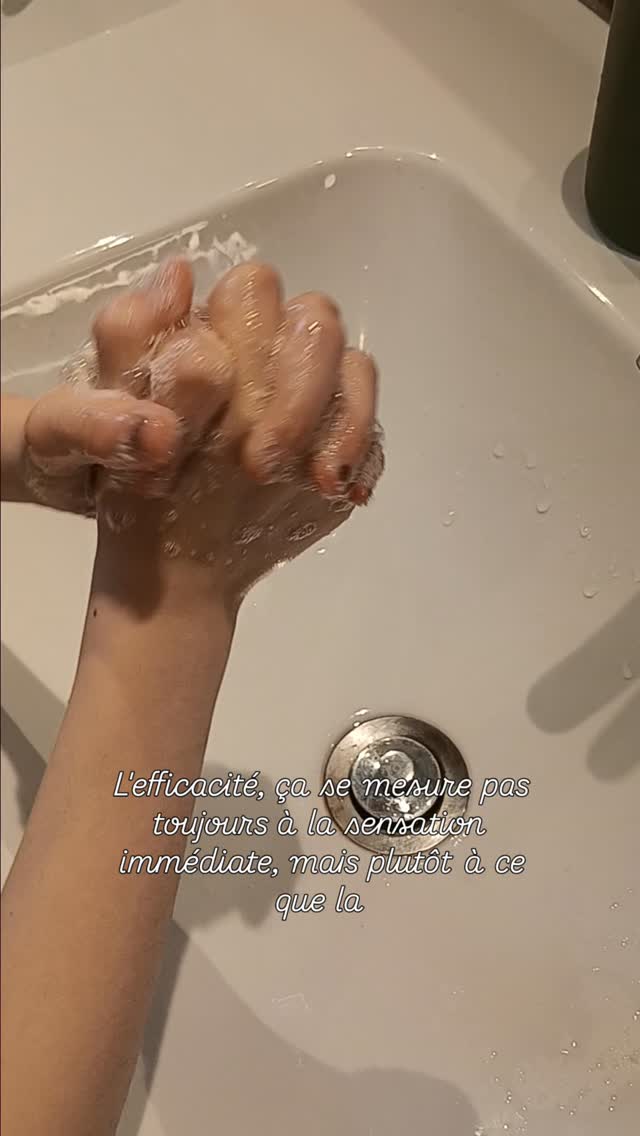 Le naturel c'est moins efficace.
L'efficacité ne se mesure pas toujours à la sensation immédiate.
Ta peau peut avoir besoin d'un temps d'adaptation.
Laisse toi le temps de voir ce qu'elle devient.
Et ça peut être très rapide!
Observe avant d'arrêter ton opinion.
#savonnerieartisanale #artisanefrançaise #faitmain