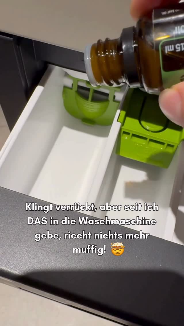 Kennst du das? ⤵️
Du holst dunkle Wäsche aus der Maschine, willst sie nur schnell aufhängen …
und plötzlich riecht alles feucht, schwer, einfach nicht richtig sauber. 😩
Genau das hat mich so oft genervt –
egal welches Waschmittel, egal welches Programm.
Der Grund, warum dunkle Wäsche so schnell muffig riecht:
🚰 Sie speichert Feuchtigkeit länger
🌀 Rückstände setzen sich tiefer fest
🌡️ Niedrige Temperaturen verstärken das Problem
Seitdem mache ich es anders – natürlich, sanft und ohne Duftchemie.
Und meine Wäsche riecht endlich wieder frisch und klar. ✨
Meine einfachen Öl-Tricks:
💧 Teebaumöl in der Waschmaschine → unterstützt bei Geruchsneutralisation
🌿 Lemongrass auf ein kleines Tuch → frischer, leichter Duft
💜 Lavendel im Trocknertuch → sanft, auch für empfindliche Haut
Keine komplizierten Rezepte.
Keine aggressive Chemie.
Nur kleine Veränderungen mit grosser Wirkung. 🌿
1️⃣ Folge @mindyourchange_by_carmen,
wenn du alltagstaugliche, natürliche Routinen liebst.
2️⃣ Kommentiere „MIKRO“,
wenn du meine Mikro-Öl-Inputs für Haushalt & Gesundheit möchtest.
🧡 Hinweis:
Ätherische Öle ersetzen keine medizinische Beratung. Bitte achte auf hochwertige Qualität und eine achtsame Anwendung.
#gesundheit #toxinfrei #teatree #ätherischeöle #selbsthilfe #haushalt #alltag