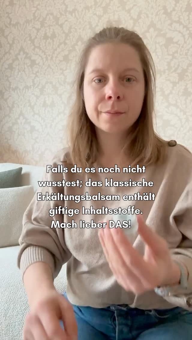 Falls du es noch nicht wusstest:
Das klassische Erkältungsbalsam, mit dem viele von uns aufgewachsen sind, enthält Inhaltsstoffe, die aus heutiger Sicht kritisch gesehen werden. Vor allem bei empfindlicher Haut oder wenn der Körper ohnehin schon geschwächt ist.
Viele herkömmliche Vapor Rubs enthalten:
• Erdölbasierte Stoffe
• künstliche Duftstoffe
• synthetisch hergestelltes Menthol
Diese können bei sensiblen Menschen die Haut reizen, Kopfschmerzen auslösen oder die Atemwege zusätzlich belasten – gerade dann, wenn man eigentlich Entlastung sucht.
Und das Paradoxe:
Wir verwenden solche Produkte oft genau dann, wenn unser Körper am verletzlichsten ist – bei Erkältung, Grippe oder Erschöpfung.
Die gute Nachricht:
Du musst nichts verteufeln oder panisch entsorgen.
Du hast einfach eine Alternative.
Eine selbstgemachte, einfache Variante kann für viele eine sanftere Begleitung sein – mit wenigen, klaren Zutaten:
🥥 Bio-Kokosöl als Basis
🌿 Rosmarinöl
wird traditionell genutzt zur Unterstützung der Durchblutung und für ein freieres Atemgefühl
🌬️ Pfefferminzöl
sorgt für ein kühlendes Gefühl, das viele als erleichternd bei Druck im Kopf oder den Nebenhöhlen empfinden
🌱 Eukalyptusöl
wird häufig verwendet, um das Gefühl von freierem Atmen zu unterstützen
Diese Kombination kommt ohne Erdölprodukte und künstliche Duftstoffe aus und ist für viele eine bewusste Wahl im Alltag – besonders in der Erkältungszeit.
Es geht nicht darum, Angst zu haben.
Sondern darum, informierte Entscheidungen zu treffen und zu wissen, dass es Alternativen gibt.
1️⃣ Folge @mindyourchange_by_carmen,
wenn du natürliche, alltagstaugliche Impulse für Gesundheit und Selbstfürsorge suchst.
2️⃣ Speichere dir diesen Beitrag 🔖,
wenn du dir für dich bewusstere Optionen offenhalten möchtest.
⚠️ Hinweis:
Dieser Beitrag ersetzt keine medizinische Beratung oder Behandlung durch eine medizinische Fachperson.
#gesundheit #ätherischeöle #wohlbefinden #selbstregulation #grippe #erkältung