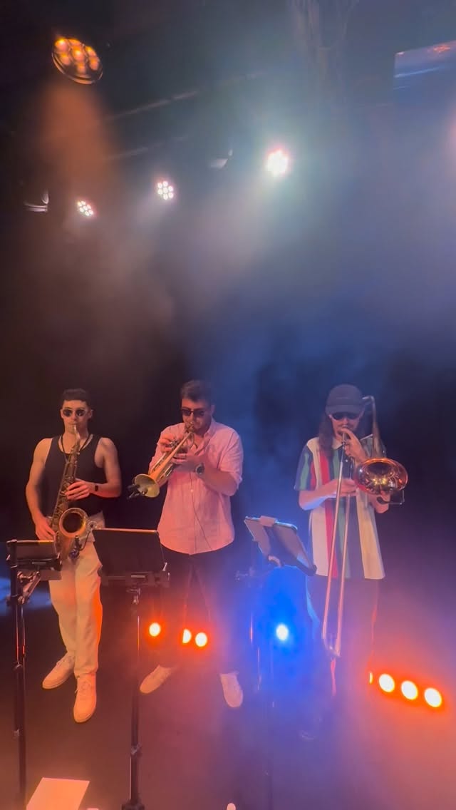 A smooth, sonorous and soulful sleeveless saxophone solo in sunglasses from the second @samgreenfieldmusic EU tour of 2025โฆin Switzerland๐จ๐ญFeat. mega beasts @josh_short_ & @_davesear_ ๐๐ชฉ