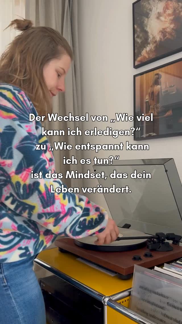 Nicht, indem wir weniger tun.
Sondern indem wir den Prozess verändern.
Aufgaben können Rituale werden.
Etwas, das wir bewusst tun.
Etwas, das wir nicht nur erledigen, sondern erleben.
(Und ja: Es dauert am Ende genau gleich lang.)
Früher habe ich Erfolg daran gemessen,
wie viel ich geschafft habe.
Heute messe ich ihn daran, wie ich es getan habe.
Wie ruhig war ich dabei?
Wie präsent?
Wie sanft mit mir selbst? 💛
„Wie du eine Sache tust, so tust du alles.“
Dieser Satz begleitet mich immer wieder.
Denn selbst den kleinsten Dingen Aufmerksamkeit zu schenken,
verändert alles.
🎶 Musik beim Kochen
🌬️ den Diffuser mit ätherischen Ölen laufen lassen beim Aufräumen
☕ den Tee wirklich schmecken – statt nebenbei zu scrollen
Dein Körper zählt keine Aufgaben.
Dein Nervensystem liest Tempo, Ton und Gefühl.
Es merkt sich, wie du dich durch deinen Tag bewegst. 🧠
Wenn Eile und Druck Gewohnheit sein können,
dann können es auch Präsenz und Ruhe.
Ein ganz normaler Mittwochnachmittag
ist nichts, das man „überstehen“ muss.
Es ist dein Leben. ✨
1️⃣ Folge @mindyourchange_by_carmen,
wenn du aus Dauerstress aussteigen
und dein Mindset & Wohlbefinden nachhaltig stärken willst.
2️⃣ Speichere dir diesen Beitrag 🔖,
wenn du dir erlauben willst, langsamer zu werden – ohne stehenzubleiben.
#gesundheit #psychologie #selbstregulation #nervensystem #mindset #coaching