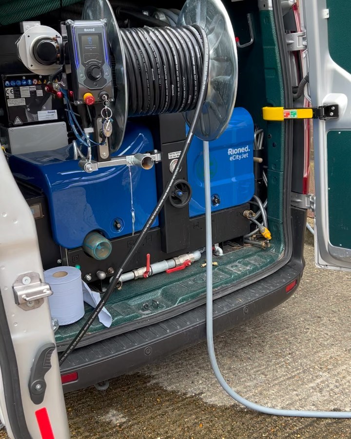 The quiet operation of the eCity Jet is ideal for cleaning works in the city of London.
#goinggreen #london #blockeddrainspecialist #drainge #draincleaning #drainjetting #rioned #kwikjet #zeroemissions