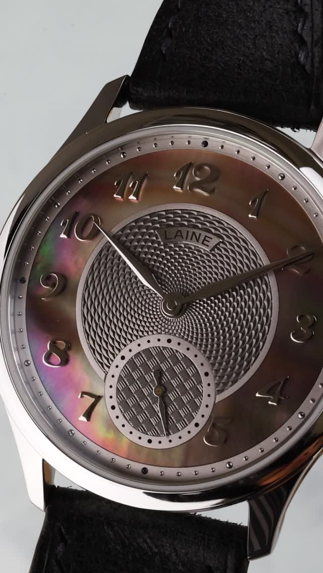 New for Laine, inside and out. A 'Silver-grey' mother-of-pearl dial with natural rainbow reflections, surrounded by our newly designed 'Dew Orbs', mirror polished round steel pins, four of them heat blued. 🦪🪽.
#custommade #bespoke #guilloche #torstilaine #watchfam #lainewatches #watch #microrotor