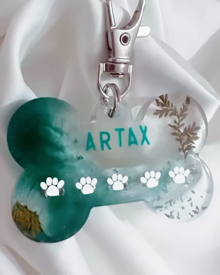 🔗🌸 Médaillon pour animaux entièrement personnalisable 🐕 , selon vos gouts et vos envies du moment 💕
Modèle gros os 🦴
Des paillettes, des fleurs séchées, des inclusions diverses et variées pour les quelles vous avez le choix 🌸
#prettyshopdog #chiens #chats #animalerieenligne #resineepoxy #resine #résine #os #chien #chat #animaux #medaille #medaillechien #medaillon #instadogs #instadog