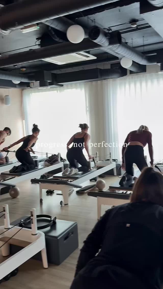 Wobbles welcome. Progress happening. Pilates is practice, not perfection
.#claphampilates #reformerpilates #pilateslondon #reformerteachertraining
#PilatesPractice #ProgressNotPerfection #MindfulMovement #StrongNotPerfect