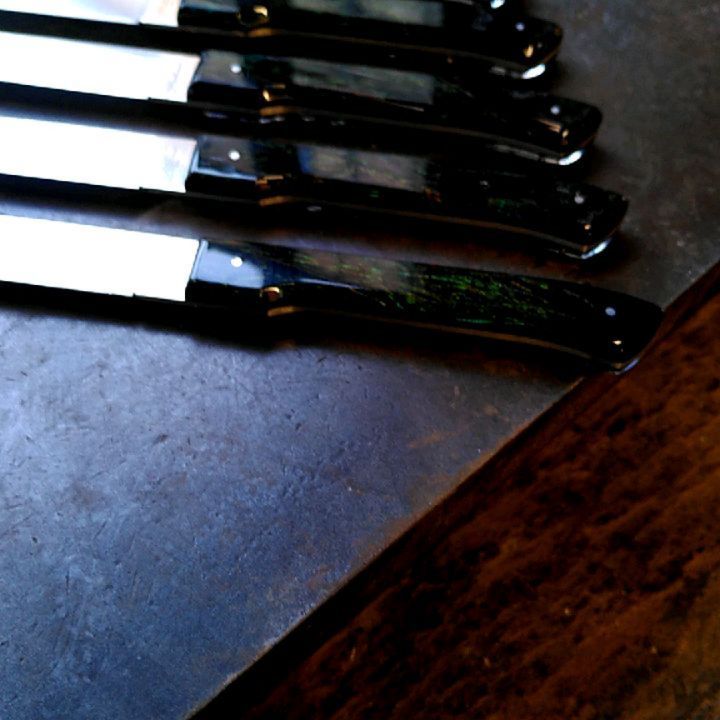 Petit Parisien de table avec manches à la barbe de paon.