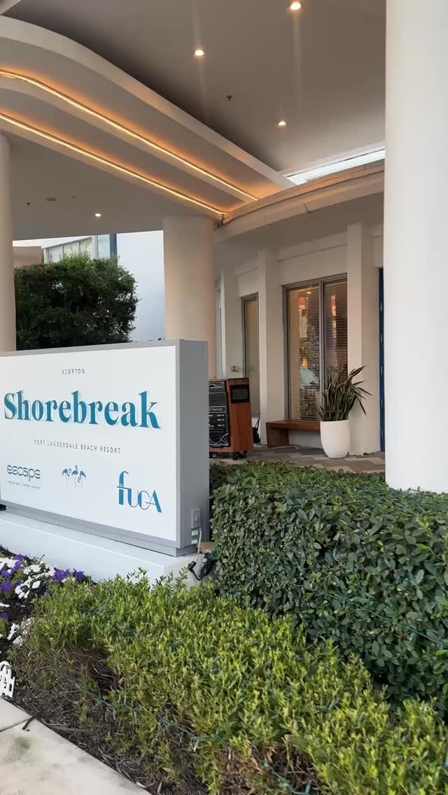 Where happy hour and golden hour merge. Escape Rooftop Bar @escaperooftopbar in FTl located inside de Shorebreak hotel @shorebreakresortftl 🌴🍹
—
#kimptonhotel #rooftop #ftlauderdale #fortlauderdalebeach #soflo
