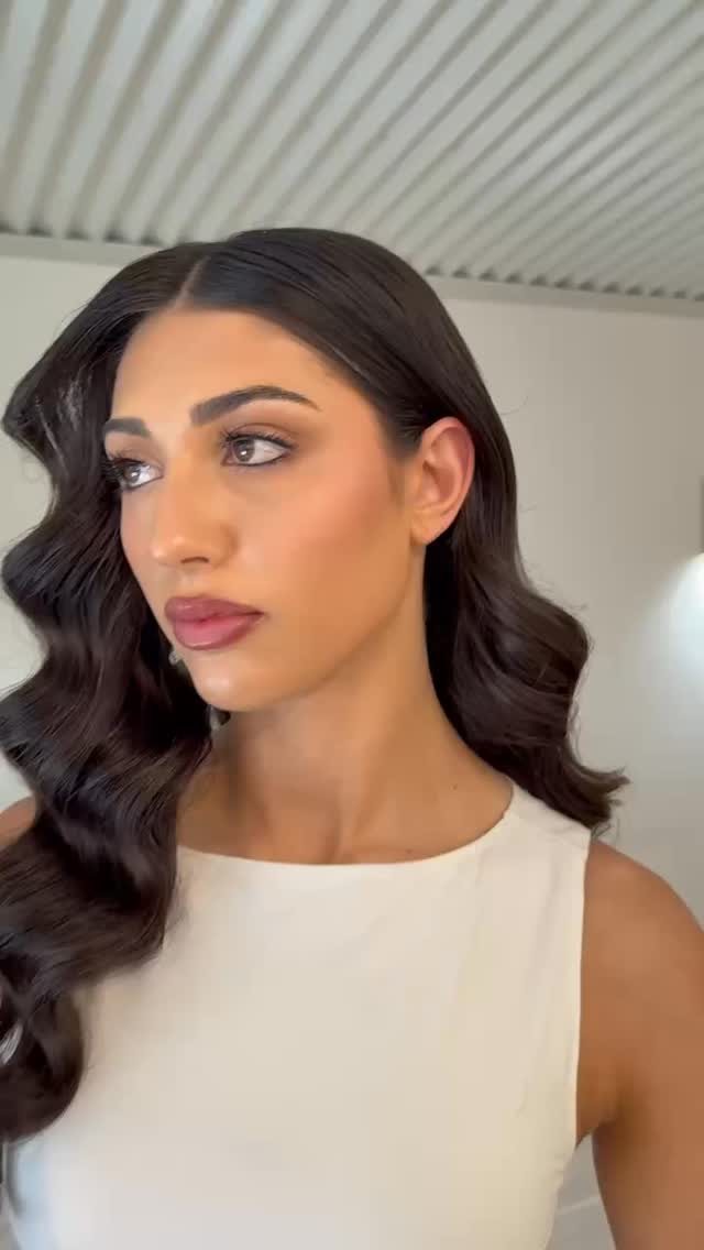 How GORGEOUS did these Hollywood waves look from my masterclass at @allure_hair_beauty earlier this week? ❤️🔥
I have SO MUCH to share with you from our day. It was such a fun experience and I can’t wait to share it all with you!
Want to book your own class? I offer 1:1, small groups and in-salon training for entire teams. DM me for more information ✨