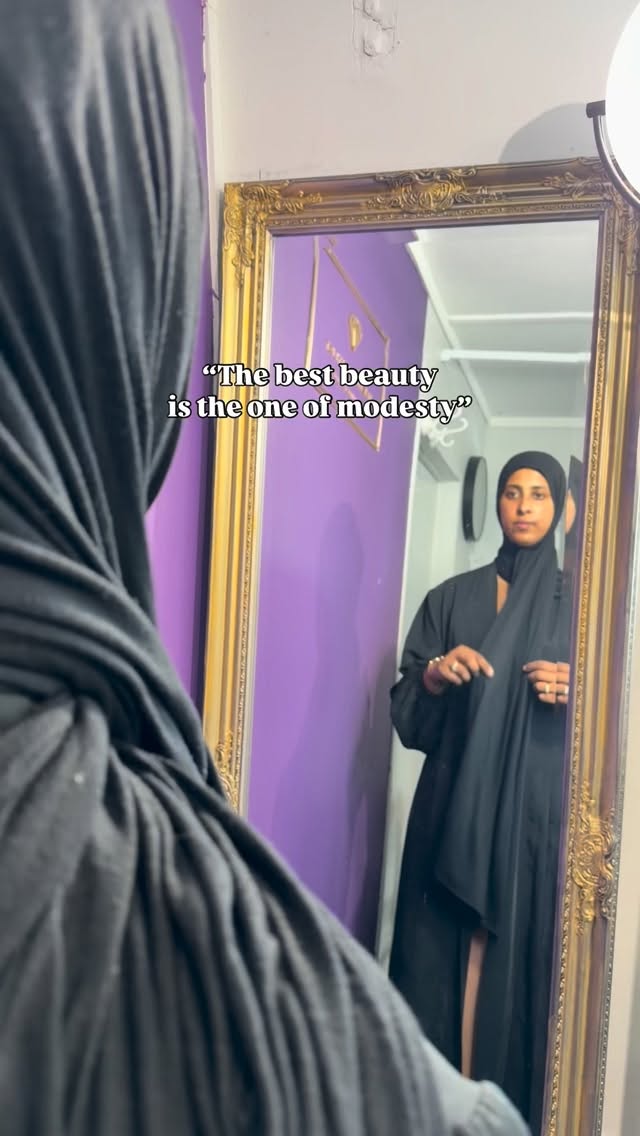 Unlearning what the world calls beauty.
Outfit: @the.hijabi.stylist
#modestfashion #modesty #hijabers #hijabi #hijabtutorial