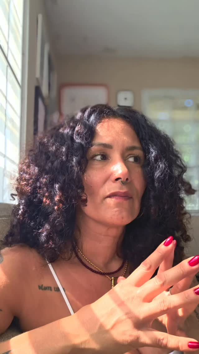 Luna Llena en Leo
Grado 13
Leo nos recuerda a la niña y al niño interior: la parte creativa, auténtica y valiente que quiere expresarse sin pedir permiso.
En oposición, la energía de Acuario nos invita a llevar ese brillo al mundo, no desde el ego, sino desde el propósito y el servicio al colectivo.
Es tiempo de dejar de escondernos y permitir que nuestros talentos sean vistos.
Este ciclo nos prepara para un Eclipse Solar en Acuario, un cierre kármico en temas de identidad, comunidad y rol social.
La pregunta es simple y profunda:
¿Qué versión de ti estás lista para dejar atrás; para dar paso a la que quiere nacer ahora? ✨