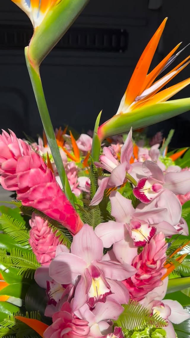 Having a dinner party? Let flowers be the perfect enhancement to your tables ๐บ
#flowerstagram #freshflowers #centerpieces #tropical #designsbydarenda
