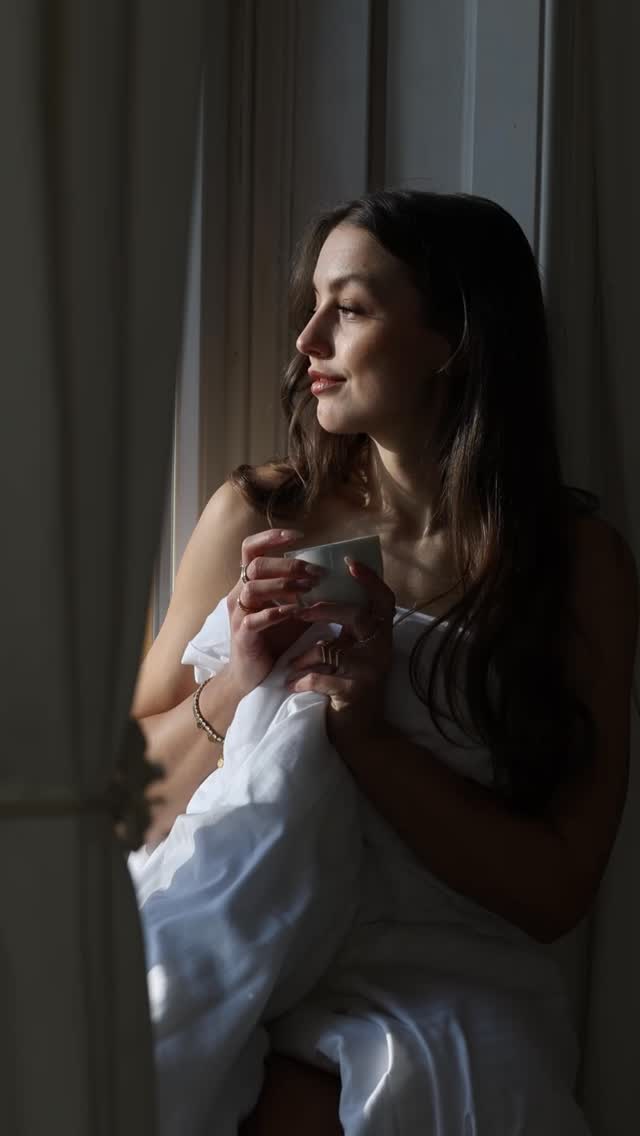 Schließt doch bitte mal alle kurz die Augen. Wir denken jetzt an die warme Frühlingssonne, die schon morgens duchs Fenster blitzt, wir haben den ersten Kaffee in der Hand und freuen uns auf ein herrliches Wochenende. Vielleicht treffen wir Freunde, vielleicht machen wir einen langen Spaziergang und freuen uns über jede Blüte, die wir neu entdecken. Vielleicht schlendern wir über den Markt, vielleicht trinken wir danach ein Glas Sauvignon in einer Weinbar oder noch einen Kaffee..... ihr spürt das doch auch, ODER?????? Can’t wait for FRÜHLING.
Dieses herrliche Licht hab ich im Januar in der wundervollen Location @palaispassy mit @yasmin_hml eingefangen. Ein perfekter Ort für stimmungsvolle Shootings. Beim letzten Mal sind auch die schönen Babybauchfotos hier entstanden, die ihr im Feed seht. Schreibt mir sehr gerne, wenn ihr euch auch solche Erinnerungen wünscht. Ich freu mich auf euch.
#Shootingwiesbaden #babybauchshooting