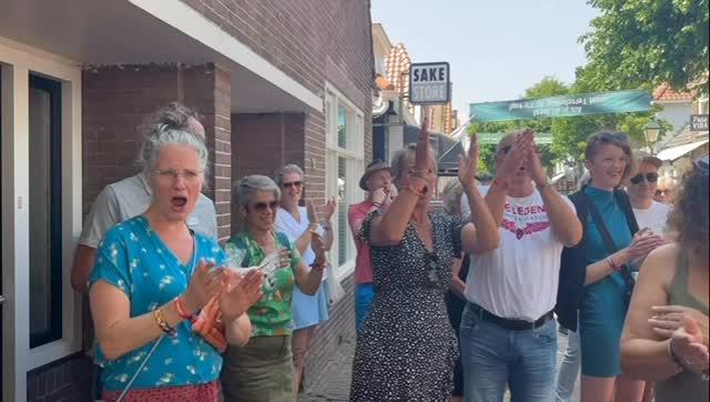 ✨ OEROL BARTERDEAL ✨
Voor 13 & 14 juni zoeken wij een fijne plek om te verblijven op Terschelling.
In ruil verzorgen wij een professioneel live optreden op jullie locatie
(waarde €1.540,- excl. btw).
Wat levert dit jullie op?
🎤 Live muziek & sfeer voor jullie gasten
📣 Extra exposure via onze socials & promotie
🎪 De échte Oerol-vibe, bij jullie voor de deur
👯 8 volwassenen | 🧒 3 kinderen | 👶 2 baby’s
Flexibel qua verblijf: huisjes, kamers of (ingerichte) tenten.
Interesse?
👉 Stuur ons een DM!
@oerolterschelling @vvvterschelling @terschelling.site #oerol