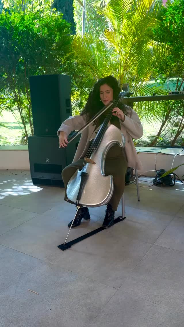 Love Story ❤️ @cellofemme with her beautiful custom Draco Dragon electric cello.
.
.
#taylorswift #lovestory #event #cello #bridgecello
