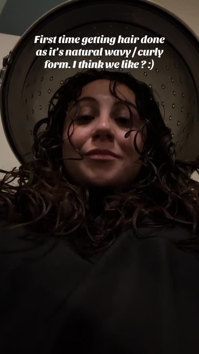 wavy? curly? an awkward in between.?! maybe.. but I had my first curl wash and style ever in my life. Potentially awakening something to me that I never thought to pursue, because sports and life always had me throwing my hair in a braid or a bun :) but I love it.. tehehhe catch me exploring this journey!!
#hairtok #wavyhair #curlyhair #firsttimer #explorepage✨