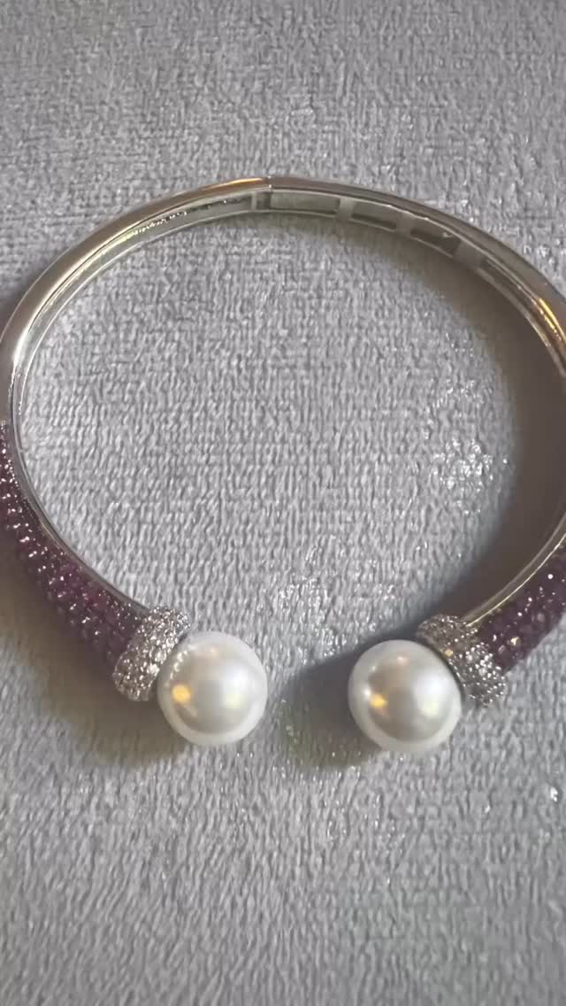 4 days to go to the big day! If you’re still stuck for a gift, these pearl accented bangles are going to make your girl happy! Win brownie points. Last day to order is Wednesday 11th (UK only)