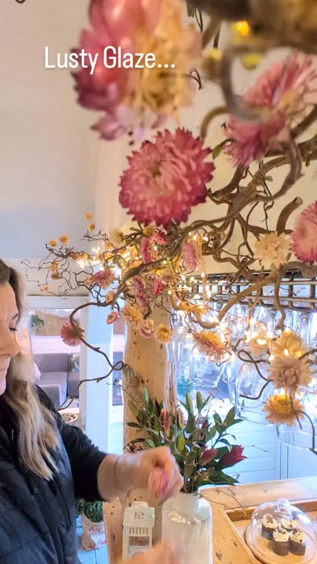 Love is in the air down at Lusty Glaze. The display over the bar has been transformed from winter to spring blossoms, with added little fresh hyacinth hearts to make your heart go 'awwww'.... Happy Valentine's day everyone ❤️
@lustyglazebeach @lustyglazebeachweddings
#valentinesday #lustyglaze #lustyglazewedding #valentinescornwall #cornwallwedding
