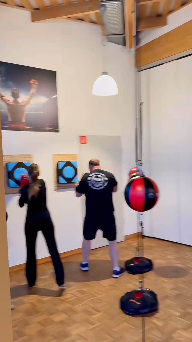 Henning hat ein regelmäßiges Box-Angebot für das ganze Rückenwind-Team gestartet 🥊
Wer Lust und Zeit hat, kommt vorbei und macht mit 🫱🏼🫲🏻
Es wird mindestens so viel gelacht, wie geboxt 😁🥳
Good vibes inklusive ✨
Ganz nebenbei ist es auch super für:
🤍 Team-Stärkung
🤍 einen Ausgleich
🤍 Gesundheitsfürsorge
🤍 körperliche Fitness
🤍 die Lachmuskeln 🤭
Wir freuen uns auf die nächste Runde! 🫶🏼
#team #rueckenwindburlage #kinderundjugendhilfe #sichererort #goodvibes