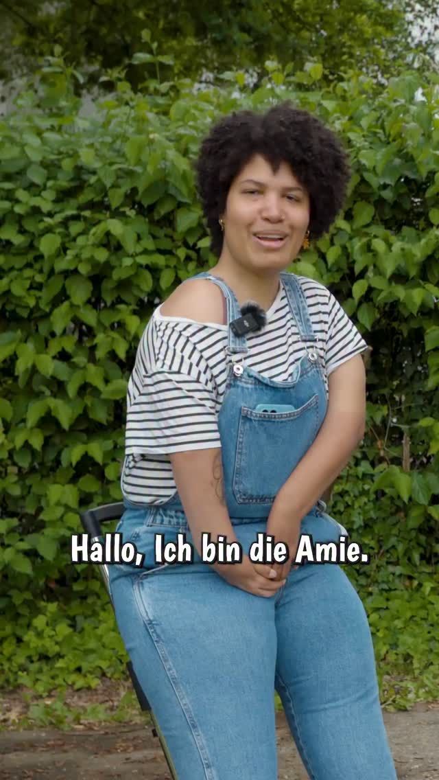 Heute sprechen wir mit @amiesxart Wir haben sie auf der IGA-Tagung (Interessengemeinschaft Arthrogryposis) kennengelernt und uns sofort gut mit ihr verstanden. Sie ist Künstlerin und Aktivistin und hat die gleiche Behinderung wie Alex. Gemeinsam mit ihr sprechen wir über Themen wie Gleichberechtigung, Selbstbewusstsein, das Anderssein und darüber, wo sie sich in fünf Jahren sieht.
Außerdem haben wirliebe Menschen auf der Tagung gefragt, wie es für sie ist, vor Ort mit Menschen zusammen zu sein, die die gleiche Behinderung haben wie sie selbst - und was sie sich für die Zukunft am dringendsten wünschen.
Anmerkung: Der Ton ist an der einen oder anderen Stelle leider etwas verbesserungswürdig. Wir bitten das zu entschuldigen.
Wir haben die Folge draußen aufgenommen, und dabei gab es leider mehr Störgeräusche, als wir erwartet hatten.
Trotzdem viel Spaß beim Hören!
Link findet ihr in unserer Bio.