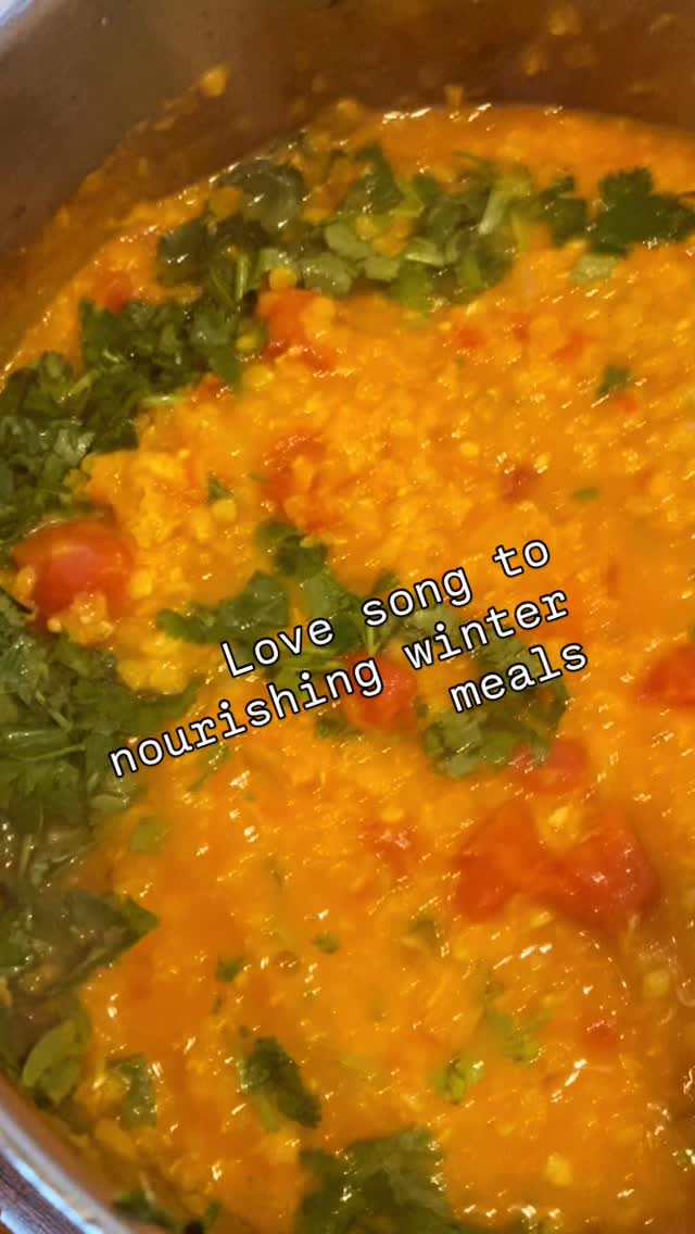 Nourishing winter dishes for gracious personal chef customers 👵🏻🍲♥️
*Greens, beans, and chicken soup
*Dahl-icious wit fresh turmeric, ginger and garlic
*Broccoli mujadara with lentils, red bean, quinoa
*Creamy butterbeans with cabbage and onions
+roasted salmon and chicken