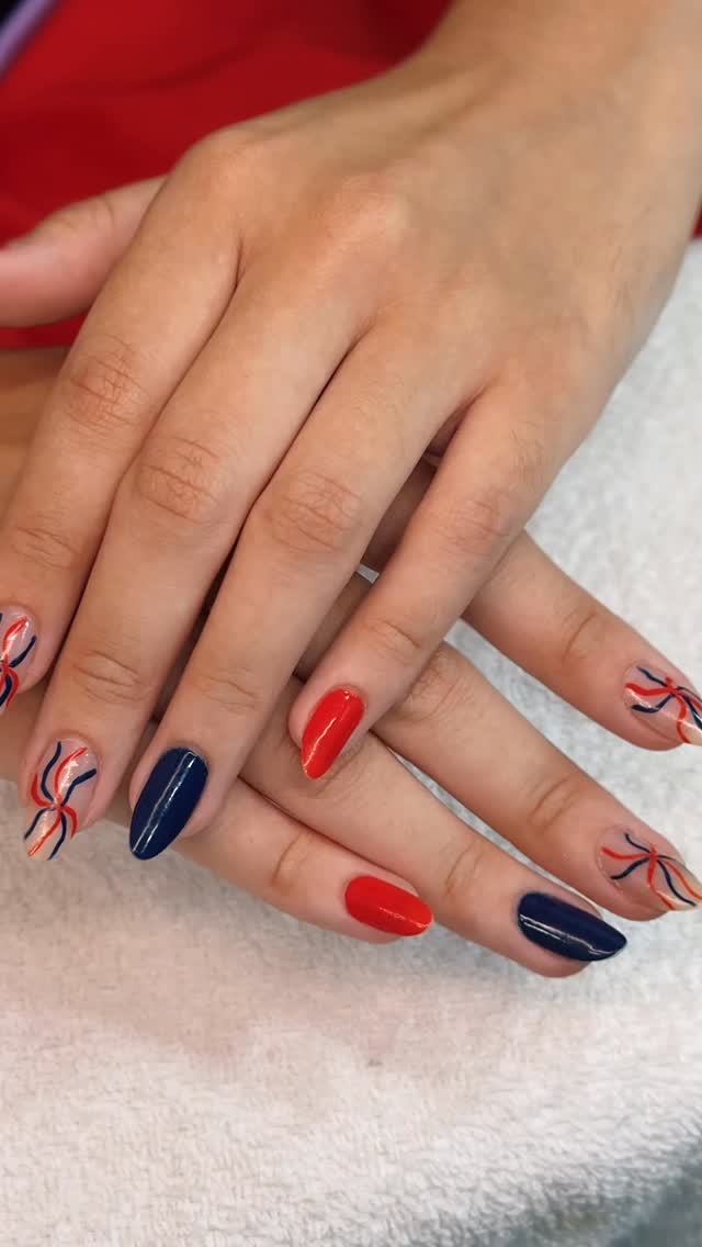 Carnaval já é sexta e essas unhas já entraram no clima 💃✨
Quem também só começa o bloquinho depois da unha feita?
💜✨💅