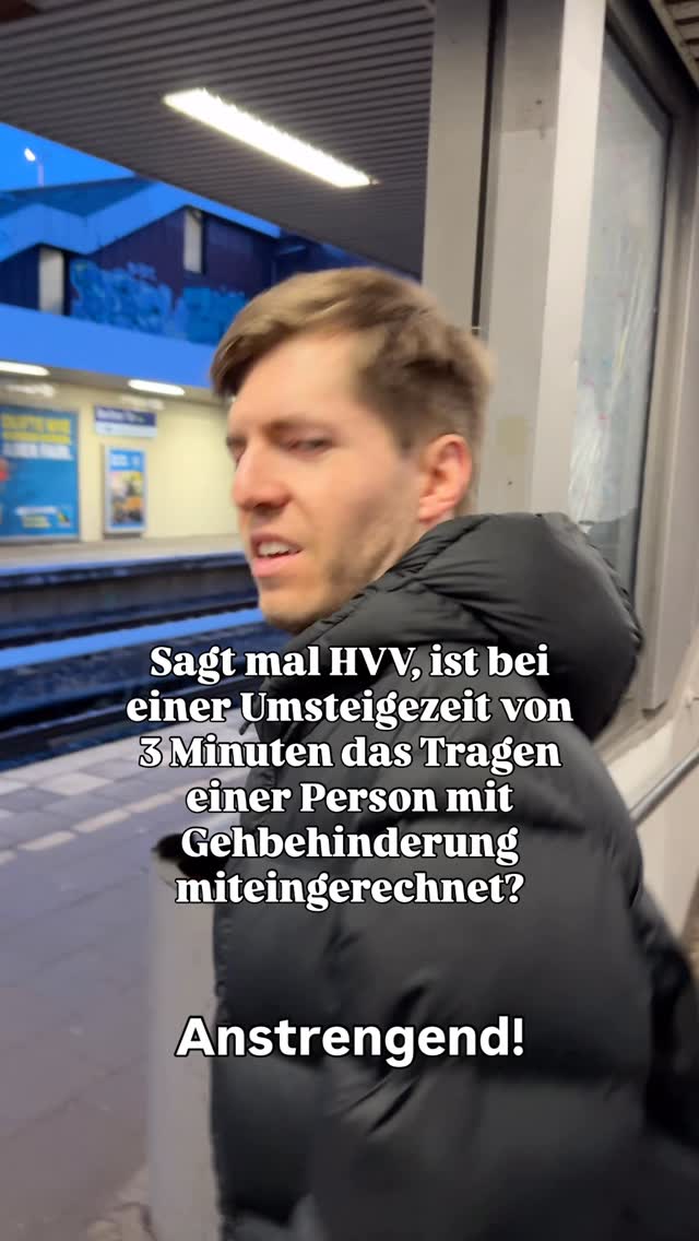 Wann? Bis dahin können Menschen mit Behinderung, alte Menschen und Eltern mit Kinderwagen diesen Bahnhof weiterhin nicht nutzen. Für die paralympischen Spiele in Hamburg muss noch ordentlich was passieren! @hvv_undwasbewegtdich
Bildbeschreibung: Lovis Trägt Alex die Treppen am Bahnhof Berliner Tor nach oben, danach Hilft er ihm die Treppen wieder herunter. Beide in Winterkleidung.