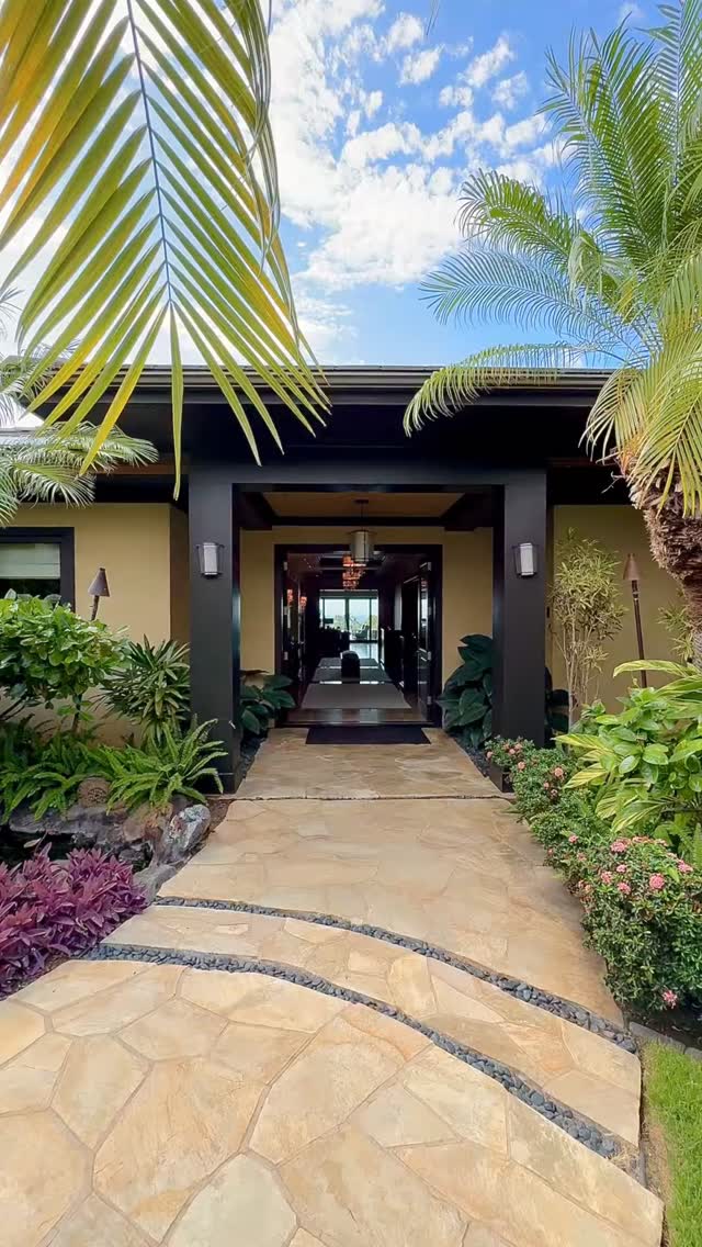 Where indoors melts into outdoors… Endless tropical blooms embrace every moment, leading to this: your private pool, championship golf, and the vast Pacific horizon. Pure Hualalai serenity. Reserve your stay at the Elegant Laueki Ocean and Fairway Estate 4 BD | 4 BA | 8 Guests - www.KemaKama.com