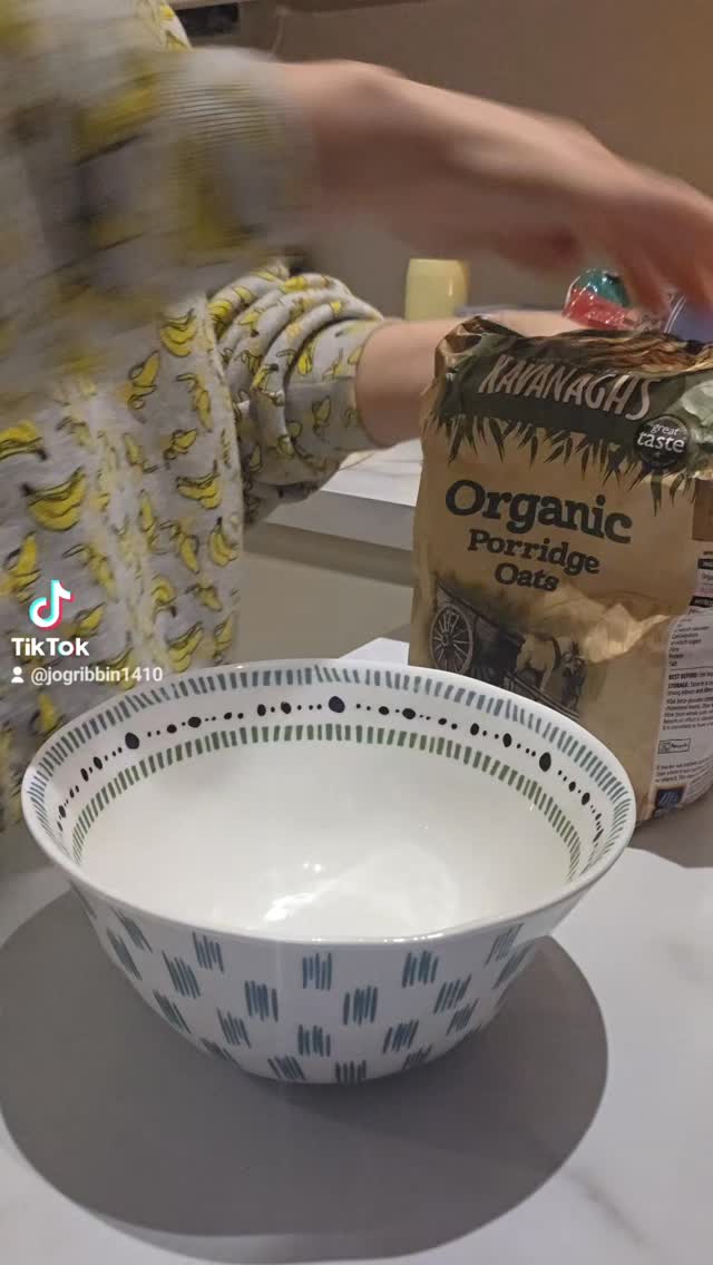 For many of my clients and groups who I work with, getting adequate protein and fibre in their
breakfast can be a challenge, leading to excess hunger and cravings later in the day.
Overnight oats is a one stop shop to consume protein, fibre, healthy fats and energy sustaining
carbohydrates in your breakfast. It takes the stress out of making breakfast on busy mornings,
and its portable if youβre on an early commute.
You can add protein powder or use protein or regular milk for an extra hit; add cocoa or other
fruits for your favourite flavour combination π
Give it a goβ¨οΈβ€οΈ