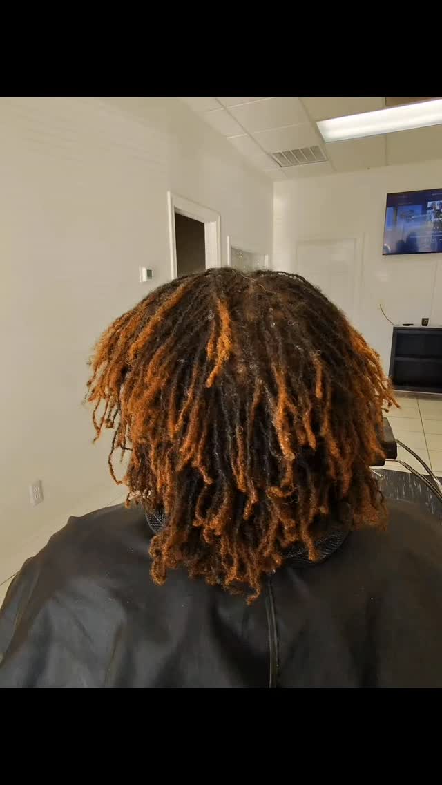 Soooo, after patiently waiting, color on her #sisterlocks was finally approved. She wanted her #greyhair GONE! I am not a colorist, so I always make sure to consult with my master stylist @shuniquewilliams before processing color. It turned out perfect...Client approvedπ
#sisterlocksmobileal #retie