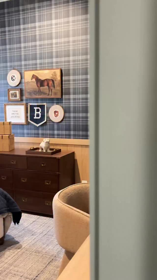 This little boy’s room might be one of our favorites yet 🤍
We layered plaid and deep navy wallpaper with a light wood wall treatment to bring in contrast, warmth, and that timeless, slightly antique feel—while still keeping everything fresh and new.
A built-in desk and storage were designed to grow with him, open shelving adds dimension (and room for future personality), and one of our favorite details? A sweet little gallery wall filled with things he loves—because those personal touches are what truly make a space feel special.
A room that feels cozy now, but thoughtfully designed for the years ahead ✨
Tell us, what detail are you loving most?!👇